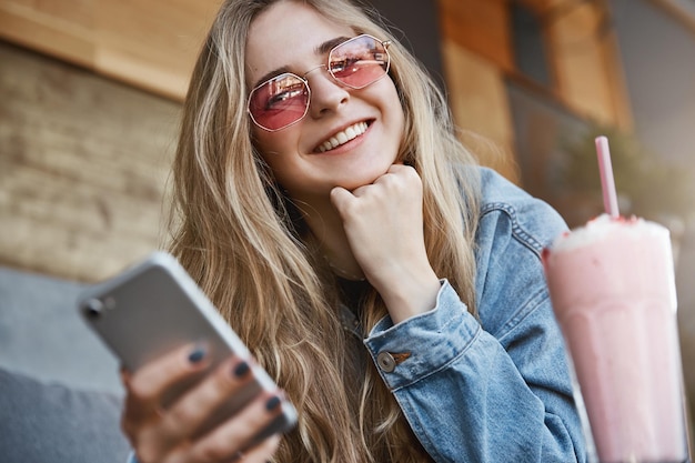 La bella ragazza socievole non può uscire di casa senza l'intelligenza