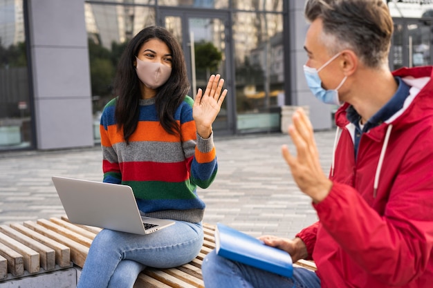 Foto gratuita concetto di distanza sociale all'aperto