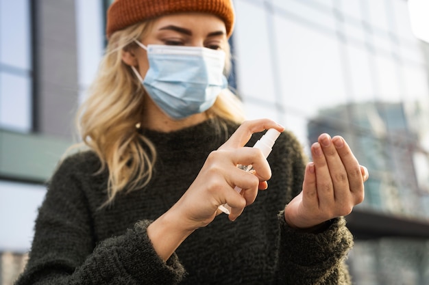 Concetto di distanza sociale con disinfettante