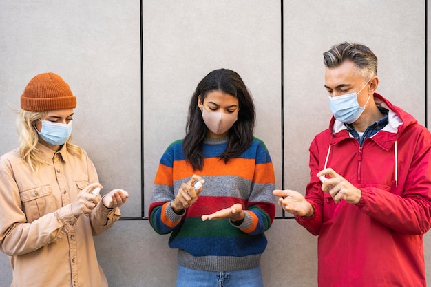 Foto gratuita concetto di distanza sociale con disinfettante