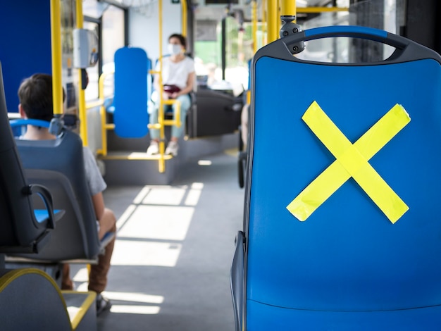 Foto gratuita distanza sociale nei trasporti pubblici