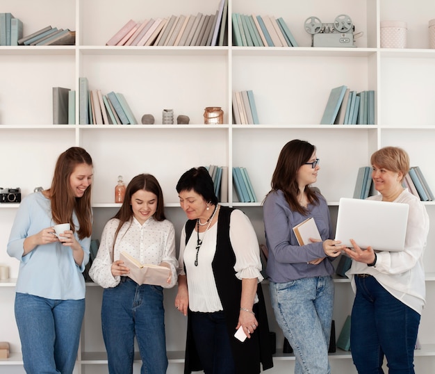 Free photo social female gathering doing indoors activities