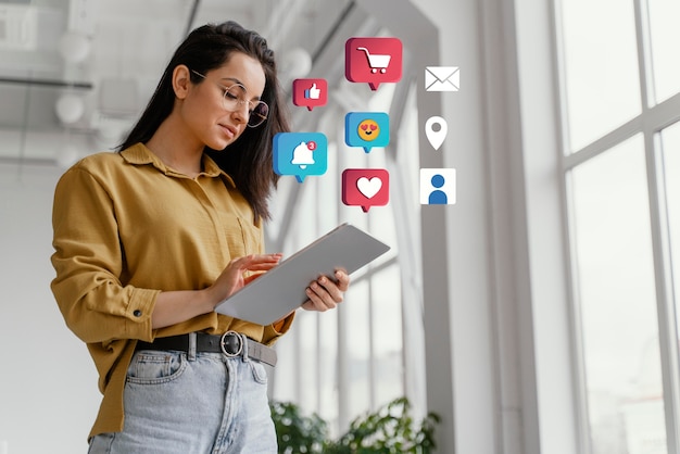 Foto gratuita concetto di social media marketing per il marketing con applicazioni