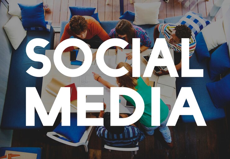 मुफ़्त फोटो social media text on casual group of people meeting