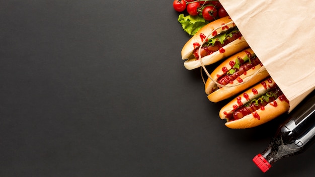Foto gratuita soda e hot dog in sacchetto di plastica