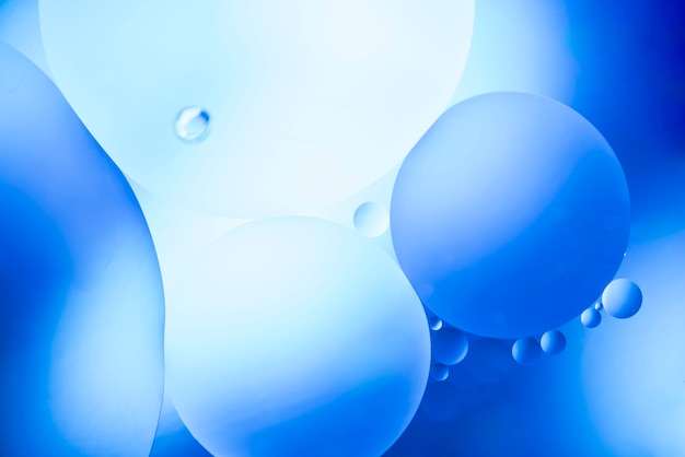 泡と柔らかい青の抽象的な背景