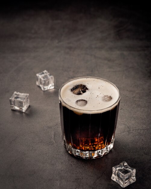 Напиток безалкогольный с кубиками льда