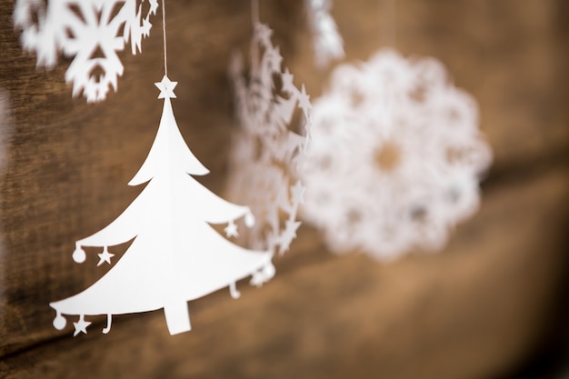 Foto gratuita soft focus natale decorazioni fiocco di neve, albero di natale di carta