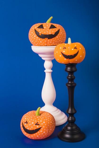 Free photo soft halloween pumpkins on plaster mounts