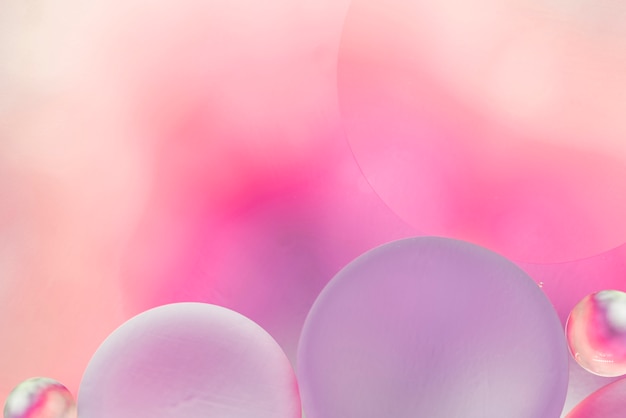 柔らかいピンクと紫の油の泡の背景