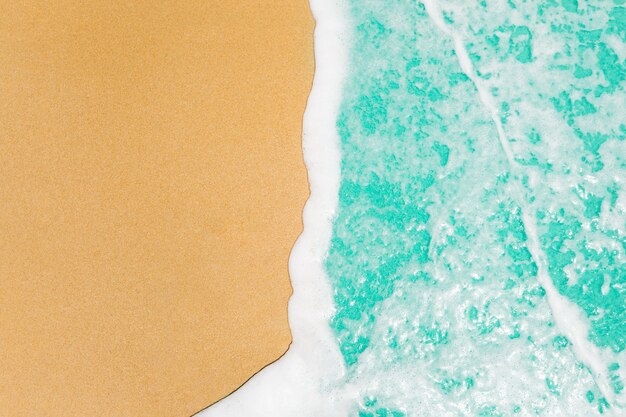 Мягкие волны с синим океаном море на золотом песке с копией пространства.