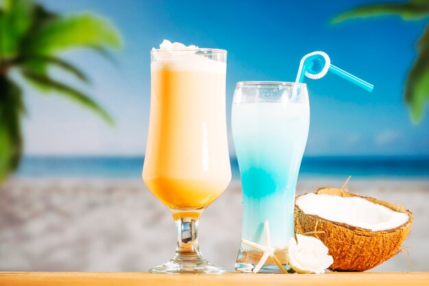 Мягкие желтые замороженные синие напитки и треснутый кокос