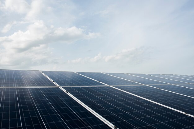 Ферма солнечных батарей на электростанции для альтернативной энергии от солнца