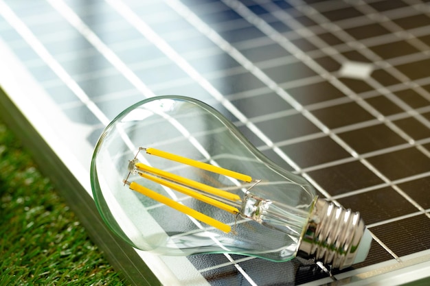 太陽エネルギーパネルと電球のグリーンエネルギー