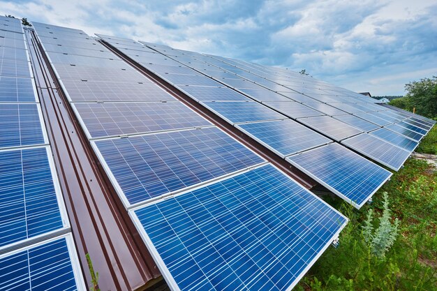 Солнечная панель вырабатывает зеленую электроэнергию