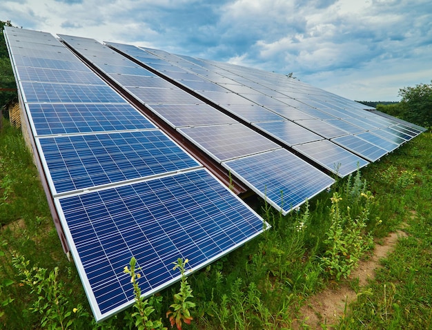 Foto gratuita il pannello solare genera elettricità verde