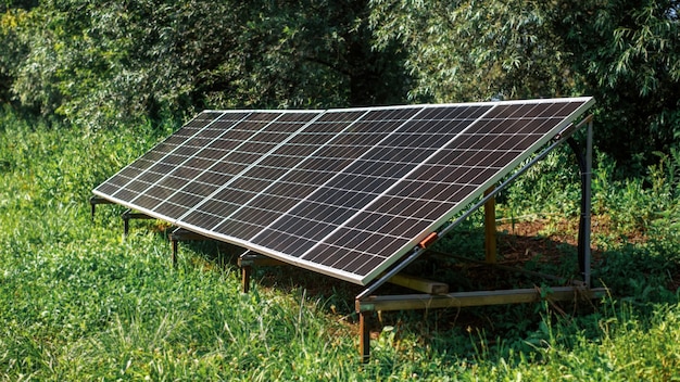 Солнечные батареи на земле в природе. Зелень вокруг