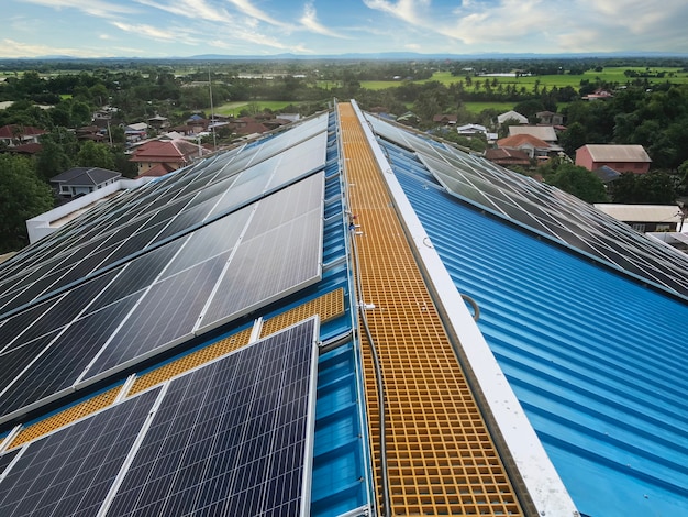 Солнечные панели на крыше или фотоэлектрические панели перед общественностью, солнечная энергия, фото со смартфона