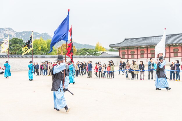 警備デモの兵士行進