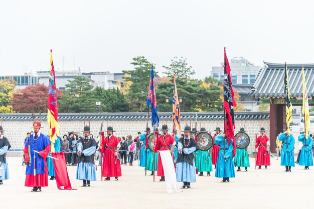 警備デモの兵士行進