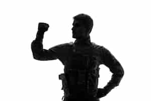 Бесплатное фото Солдатский силуэт красивый серьезный сильный крепкий армейский солдат в форме, держащий кулак