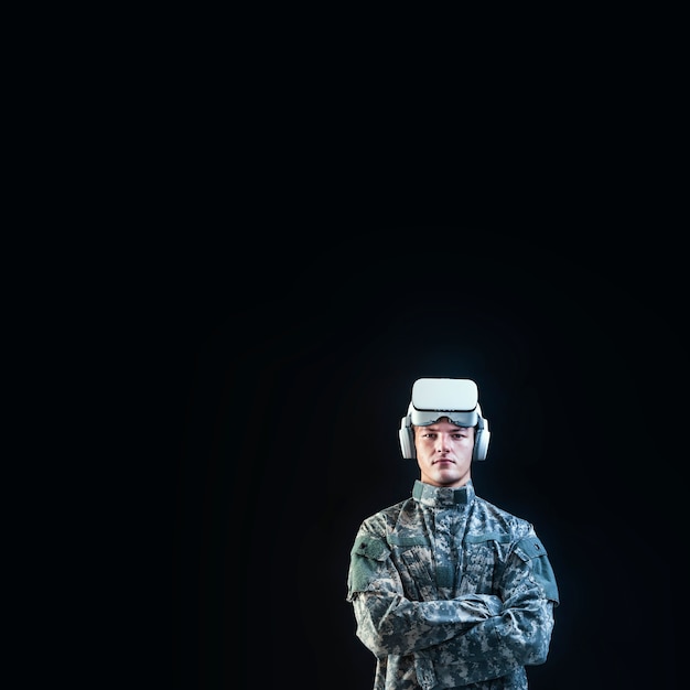 Soldato in cuffia vr per addestramento di simulazione tecnologia militare nera