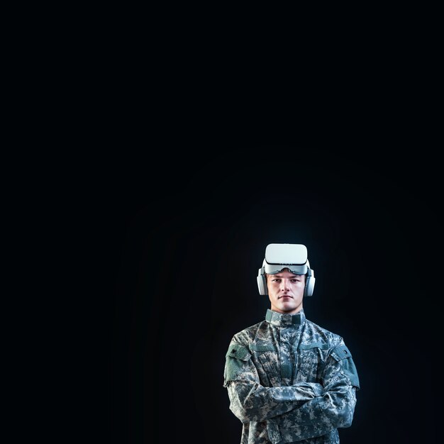 Солдат в гарнитуре VR для имитационного обучения военной технике черный