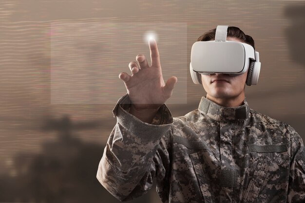 가상 화면을 터치하는 VR 헤드셋의 군인