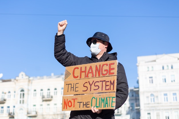 La protesta di picchetto solista nella piazza della città salva il concetto di pianeta con lo slogan cambia il sistema, non il clima