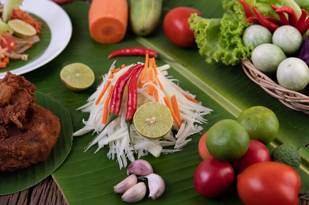 Som Tam Thai - Стиль еды салата папапайи ингридиентов тайский на деревянном столе. Концепция тайской кухни.