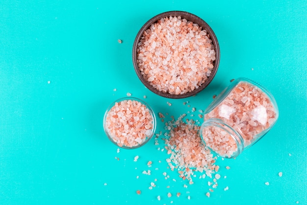 Free photo some himalayan salt in a bowls and small jar