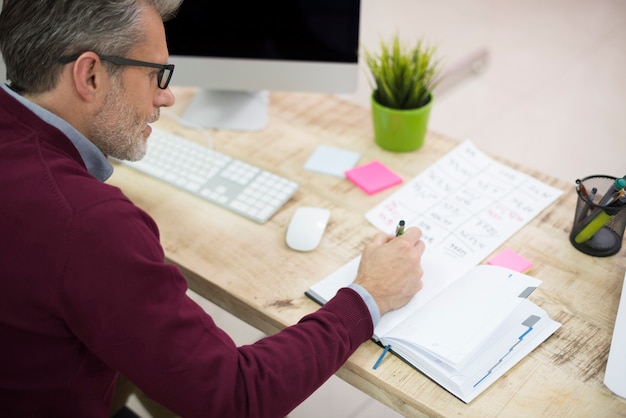 Foto gratuita alcune note importanti devono essere scritte