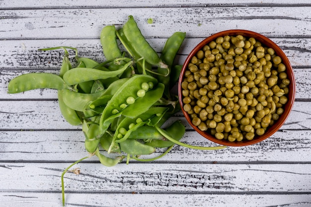 Free photo some peeled peas in a bowl and aside