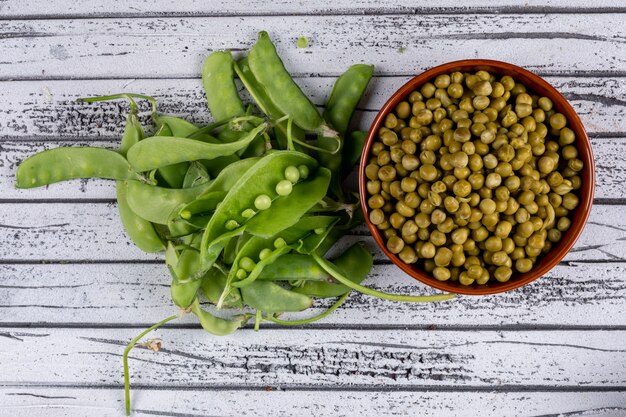 Some peeled peas in a bowl and aside