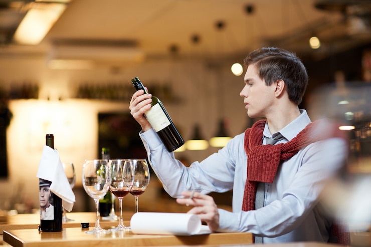 Free Photo sommelier working
