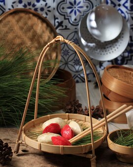 Рисовый пирог в форме полумесяца сонпён в деревянной тарелке. сонпён — это традиционная корейская еда, которую едят в новый год или в день благодарности.
