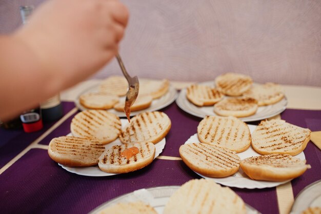 検疫時間中に自宅のキッチンでハンバーガーを探す