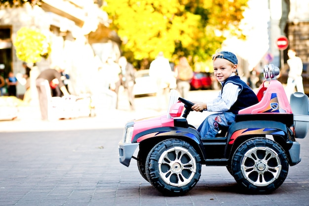 Sorry, it wasn't me! Boy on little toy outlander drives around the square