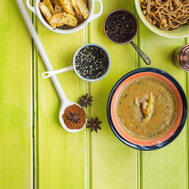 Zuppa e spezie vicino a patate e pasta