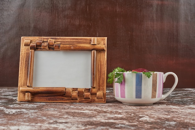 Zuppa alle erbe servita in una tazza bianca.