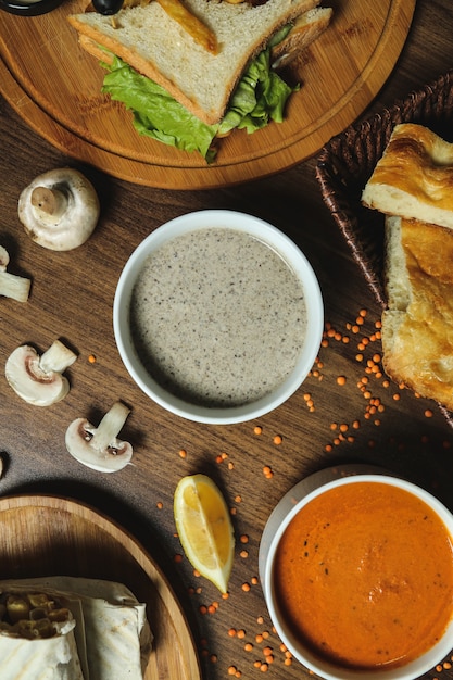 Foto gratuita vista superiore del limone del pane della lenticchia del fungo delle zuppe