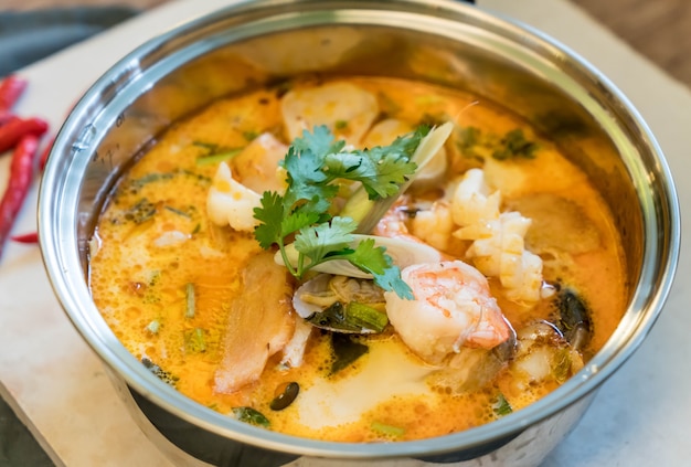 신 해산물 수프 또는 Tom Yum Seafood