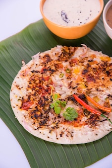 南​インド​料理​ウッタパム​または​ooththappam​または​uthappa​は​、​ココナッツチャツネ​、​グリーンチャツネ​、​サンバー​を​添えて​、​材料​を​バッター​で​調理して​作った​ドーサ​の​ような​料理​です​。