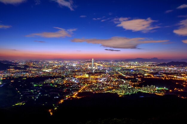 ソウルの韓国のスカイライン、南漢山城北門のロッテワールドモールで韓国の最高の景色