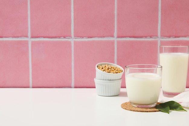 Бесплатное фото Соевое молоко и соевый состав для концепции здорового питания