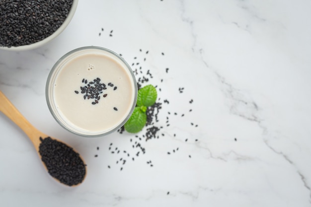 Foto gratuita latte di soia mix sesamo nero su sfondo marmo