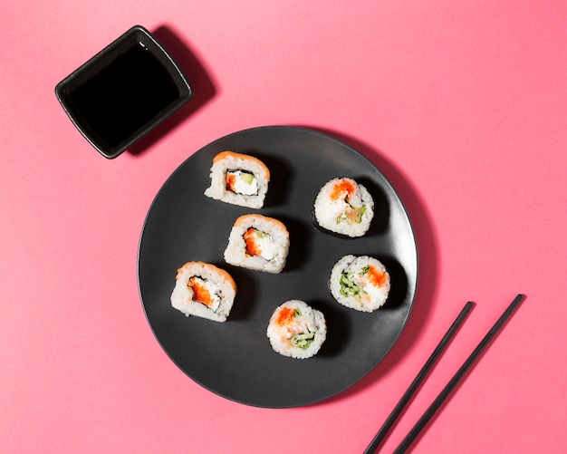 Free photo soy sauce and sushi rolls