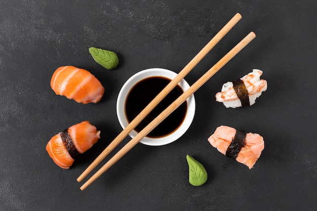 Foto gratuita salsa di soia e involtini di sushi