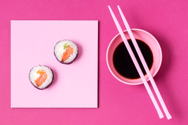 Foto gratuita soua di soia con involtini di sushi