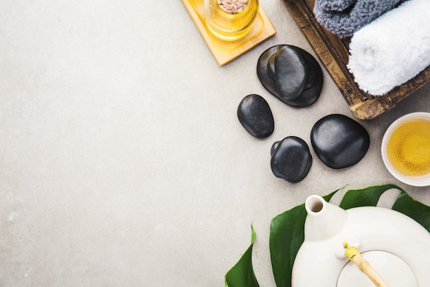 Accessori spa su sfondo grigio